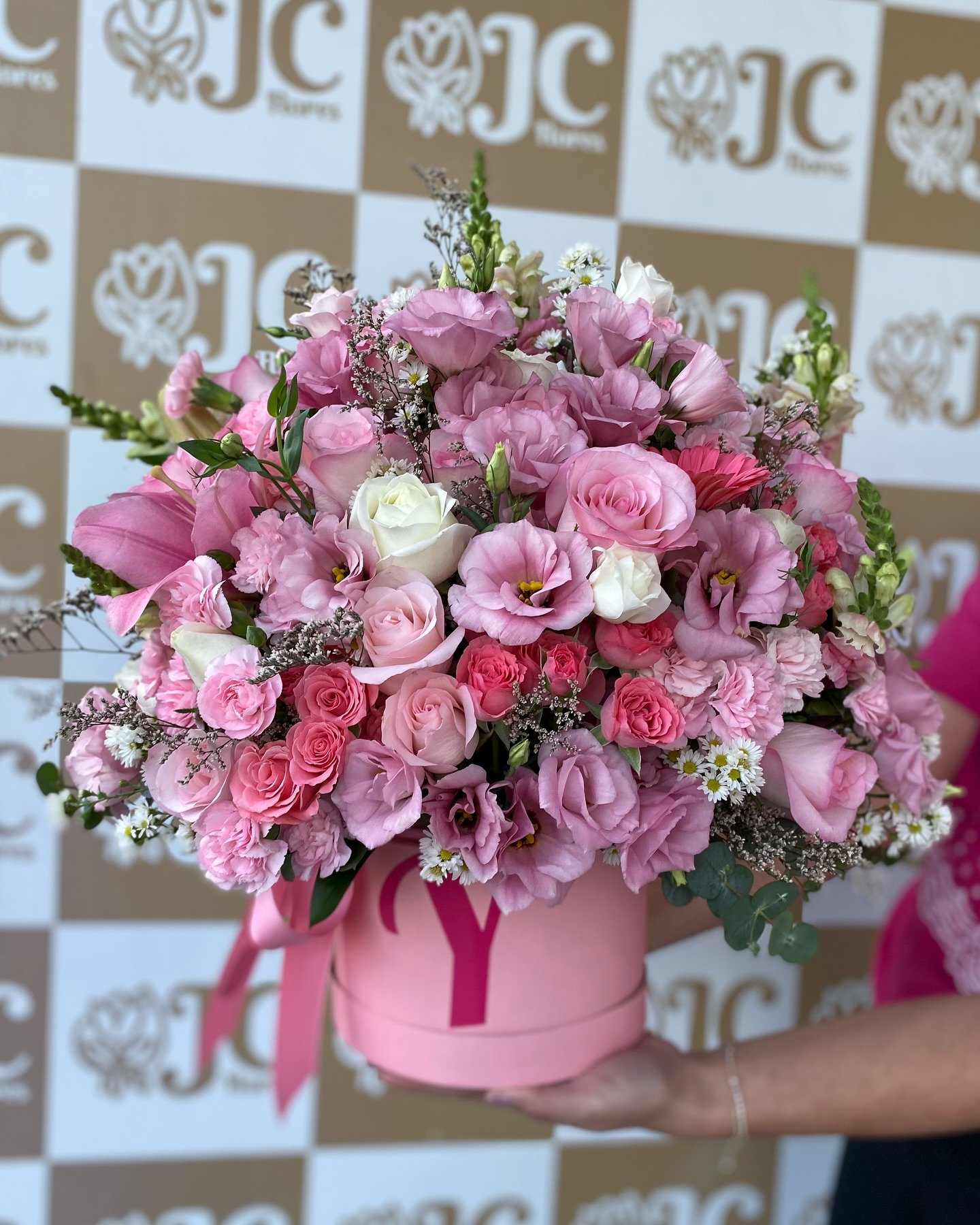 Arranjo premium de rosas cor de rosa em caixa JC Flores