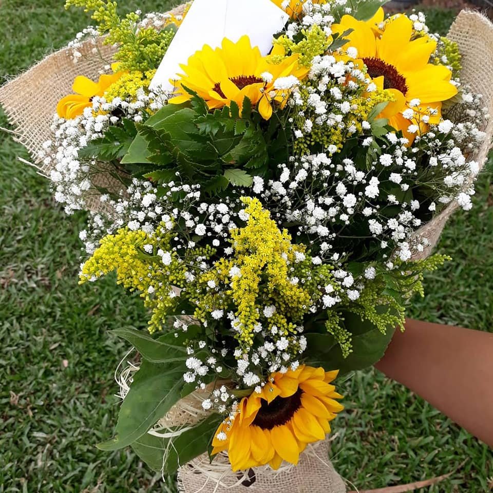 Buquê artesanal de girassóis e flores brancas JC Flores