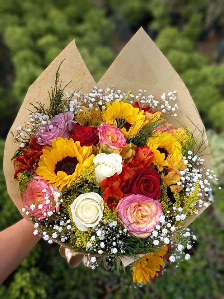 Buquê premium colorido com rosas e girassóis JC Flores