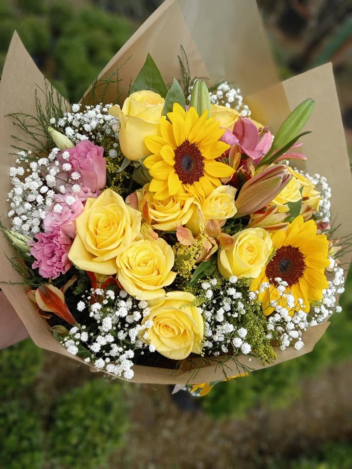 Buquê de rosas amarelas, girassóis e flores mistas JC Flores